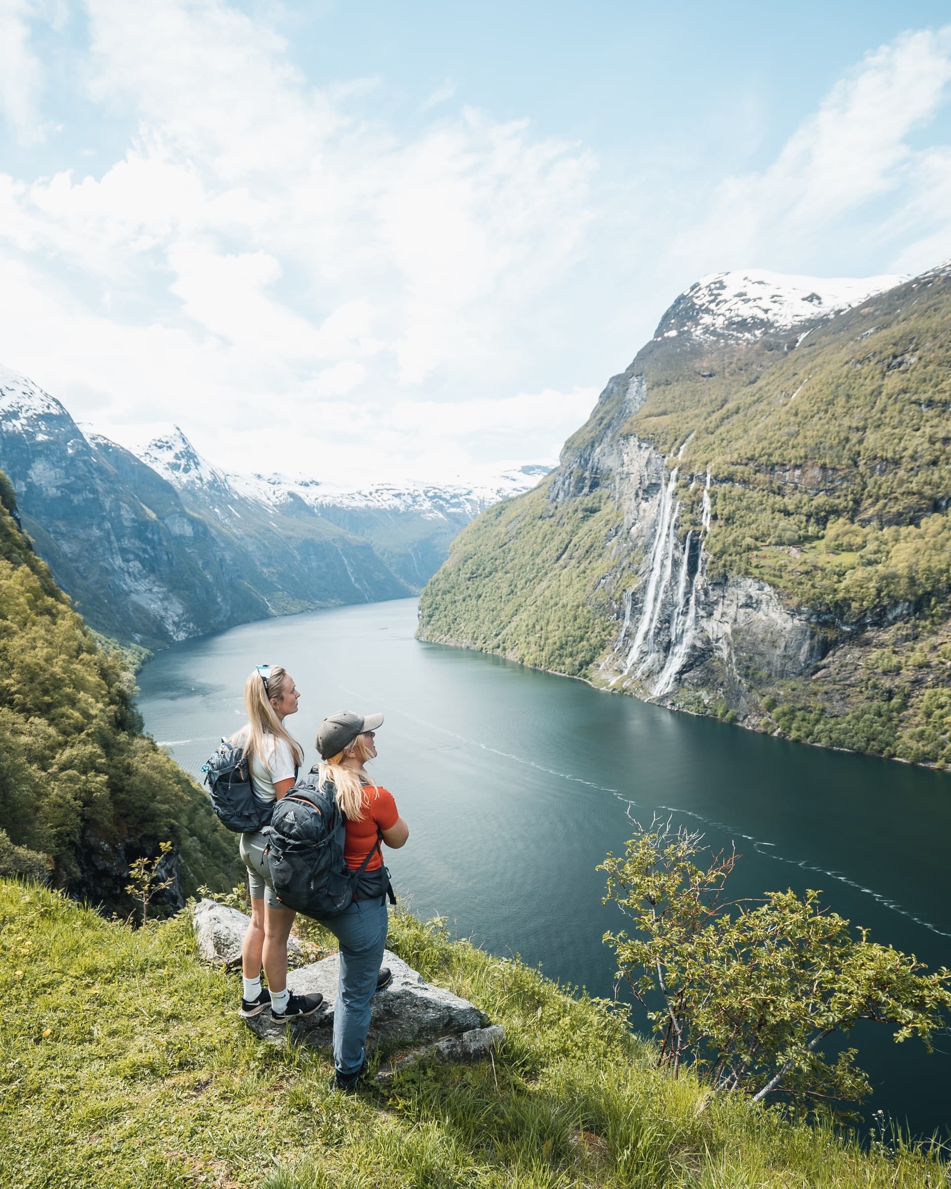 Excursionistas contemplando el fiordo de Geiranger y la cascada de las Siete Hermanas, Noruega
